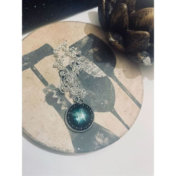 Pisces GREEN GLOW IN THE DARK ZODIAC STAR SIGN HOROSCOPE NECKLACE - Picture 2 of 13